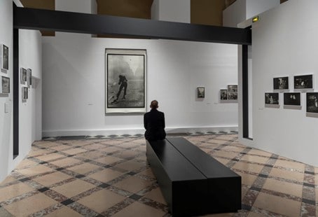 Exposition Gilles Caron, à l’Hôtel de ville de Paris, à l’occasion du 50e anniversaire de Mai 1968. Photo © Charles Duprat
